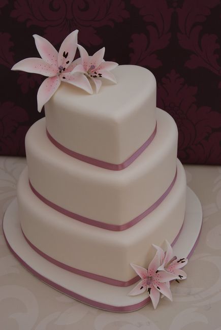 Tendance 2025: des wedding cakes en forme de coeur 🍰 ❤️ 3