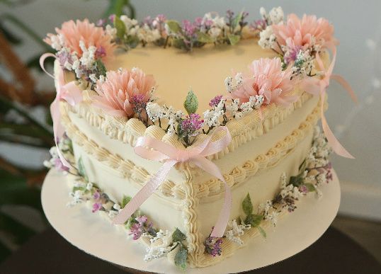 Tendance 2025: des wedding cakes en forme de coeur 🍰 ❤️ 7