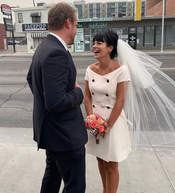Tendance 2025: les mini robes de mariée 16