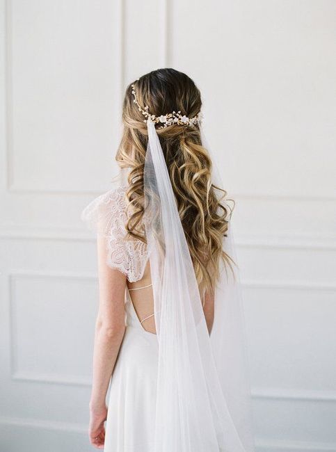 Cheveux long détachés avec voile et fleur. - 1