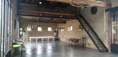 Notre salle dedans côté industriel avec l'escalier et la mezzanine...