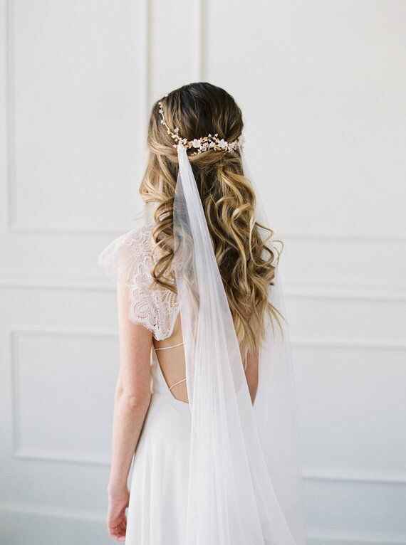 Cheveux long détachés avec voile et fleur. - 1