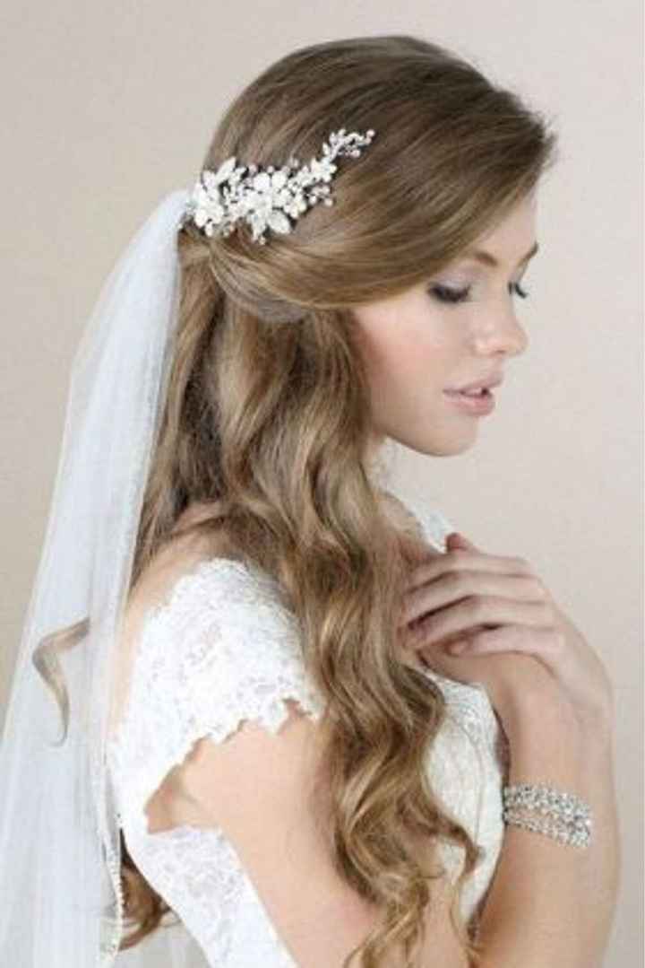 Cheveux long détachés avec voile et fleur. - 2