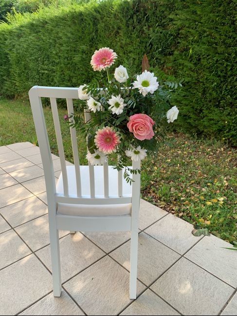 Faire soi-même sa déco florale - déco chaises des mariés 1