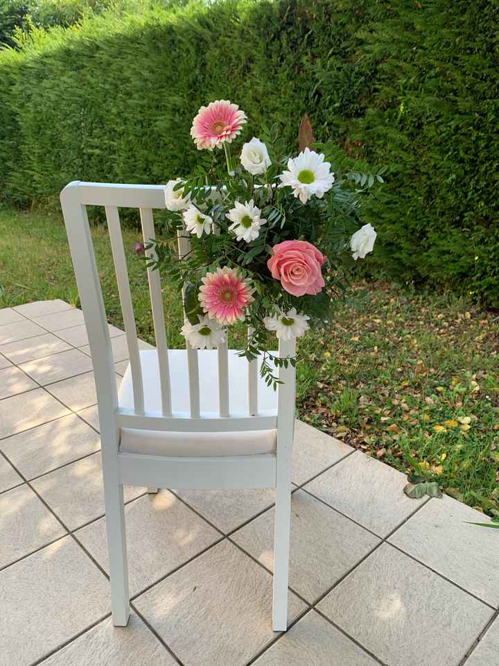 Faire soi-même sa déco florale - déco chaises des mariés - 1