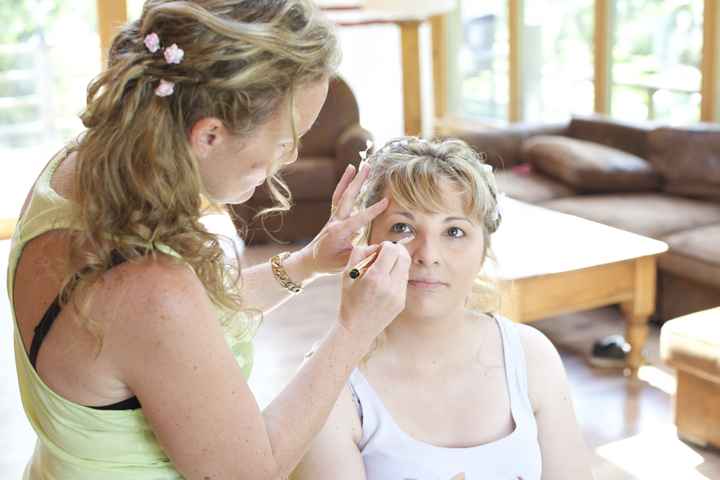 La mariée se fait maquillée