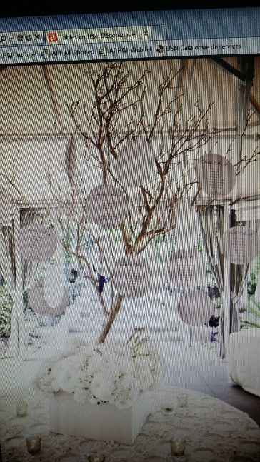 mes noms des invités sur le papier rond et je met des boule plexi a l'intérieur des bougies led