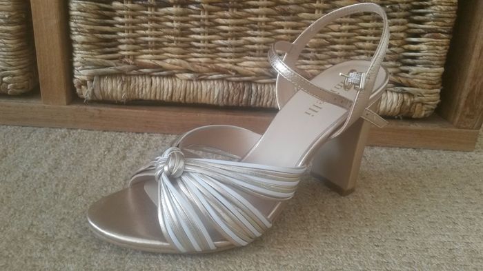 Accorder ses chaussures, sa robe et son étole... - 3