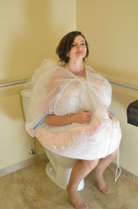 Aller aux wc avec sa robe 👰 - 2