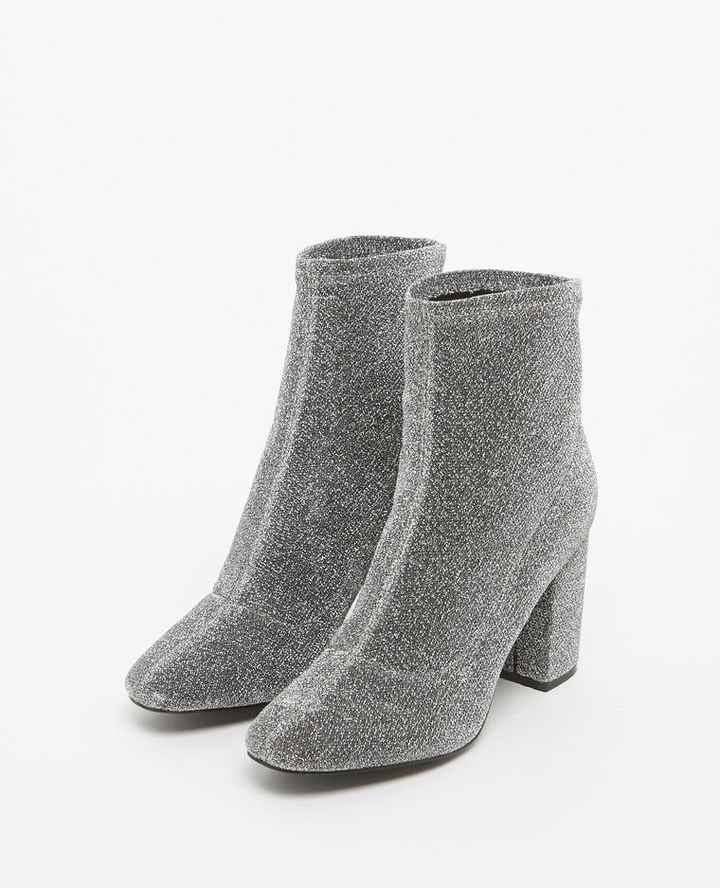 Accessoires colorés pour robe blanche 1