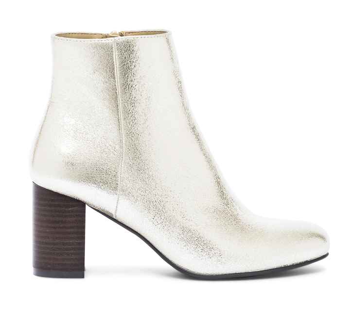 Accessoires colorés pour robe blanche 2