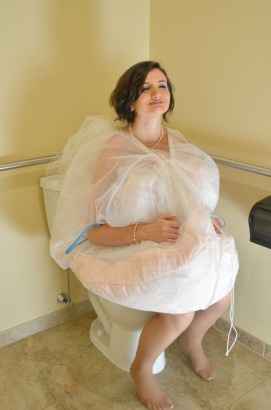 Aller aux wc avec sa robe 👰 - 2