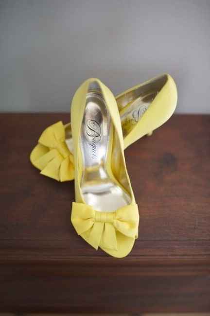 Chaussures jaunes.