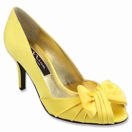 Chaussures jaunes.