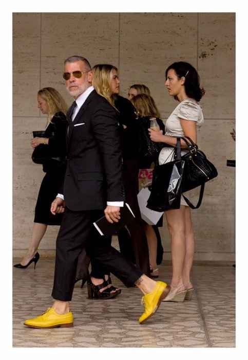 Homme aux chaussures jaunes