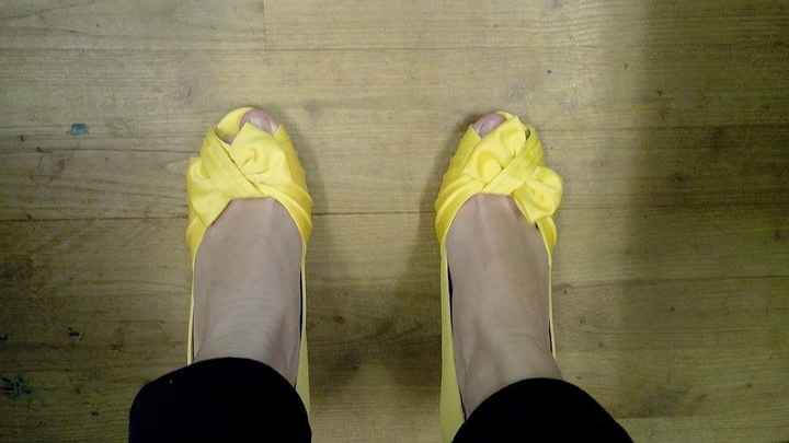 Chaussures jaunes.