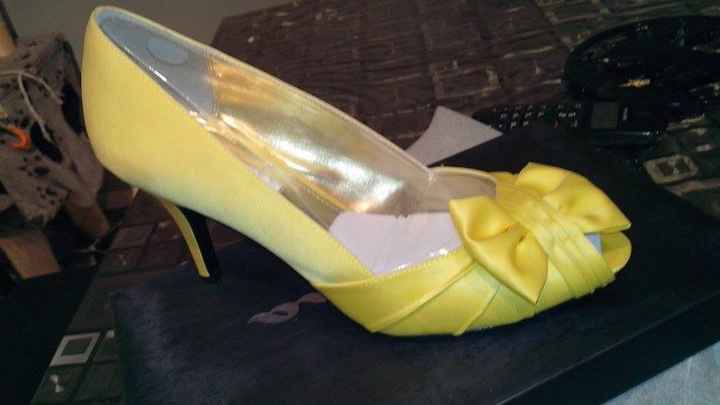 Chaussures jaunes.