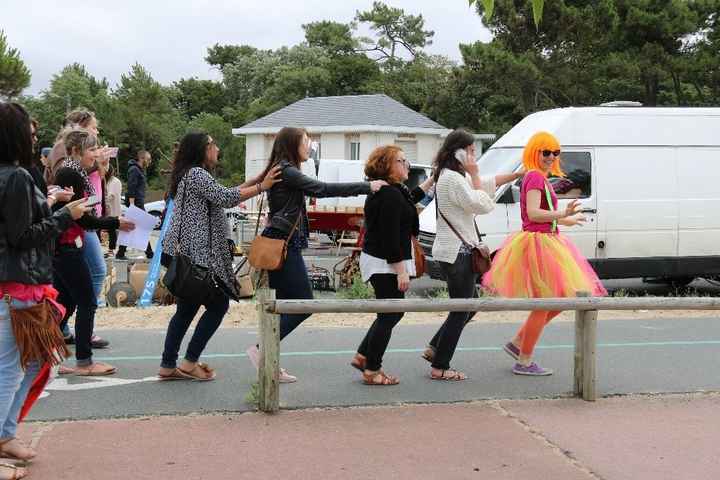 Faire la chenille avec les passants
