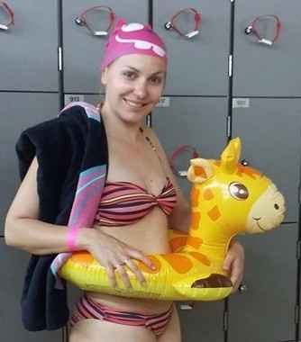 Le bonnet de bain tête de chat et la girafe étaient de mise !