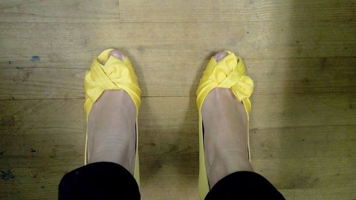 Chaussures jaunes.