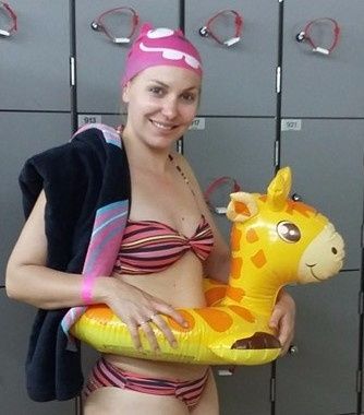 Le bonnet de bain tête de chat et la girafe étaient de mise !