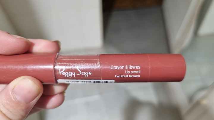 Rouge à lèvres longue tenue et sans transfert - 1