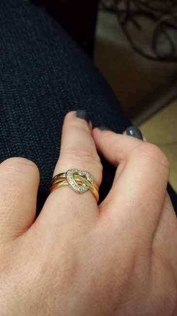 Qui porte une bague de fiançailles ? - 1