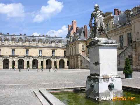 Cour Chateau de Fontainebleau