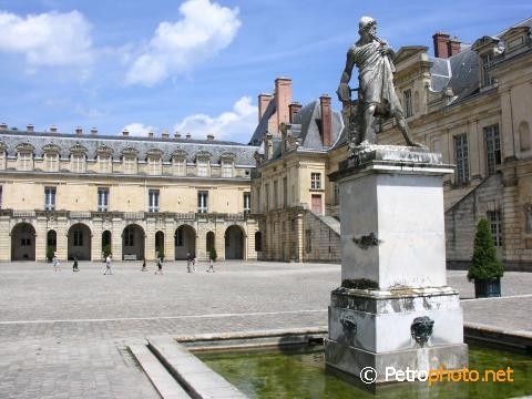 Cour Chateau de Fontainebleau