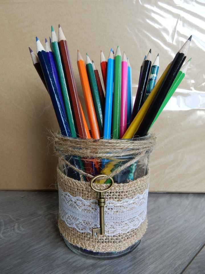Pot a crayon de couleur
