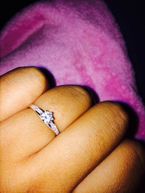 Qui porte une bague de fiançailles ? - 1