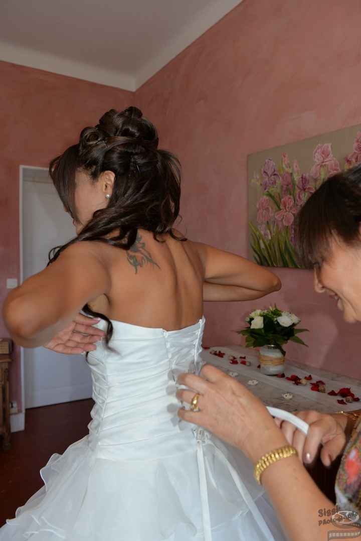 L'enfilage de la robe! Merci maman