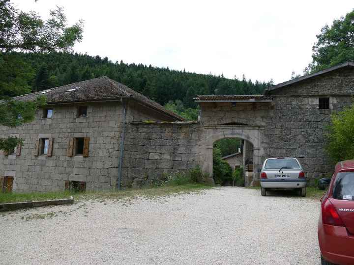 la bâtisse, à gauche côté gîte, à doite salle de réception