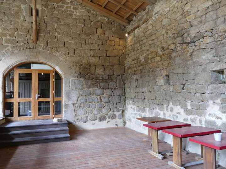 l'entrée de la salle, la terrasse est à gauche et là où il y a les tables rouges il y aura la table 