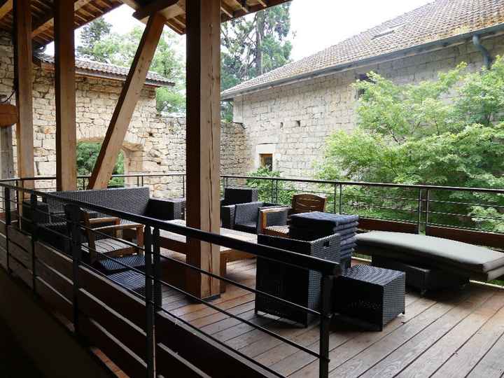 la terrasse vue de l'entrée de la salle