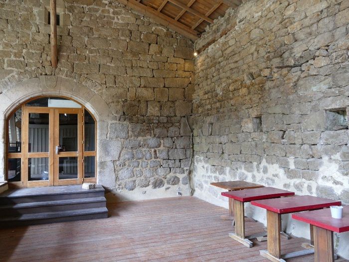 l'entrée de la salle, la terrasse est à gauche et là où il y a les tables rouges il y aura la table 