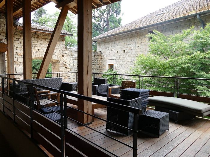 la terrasse vue de l'entrée de la salle
