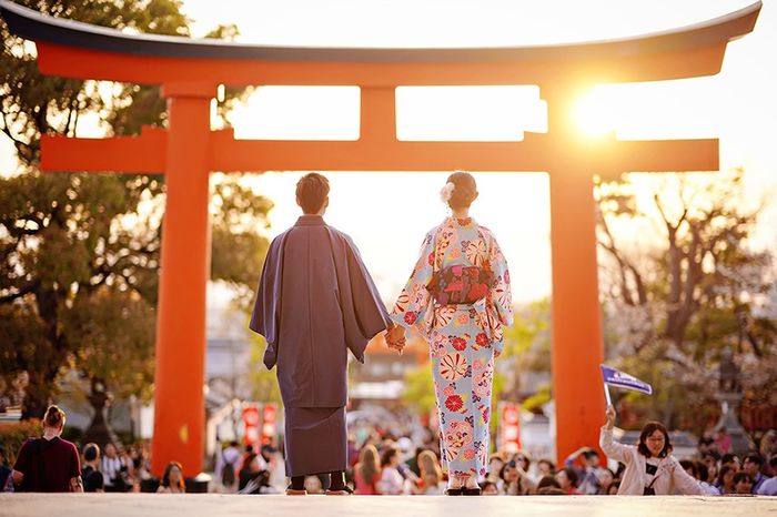 Souvent dans des lieux emblématiques du japon (si ils restent au japon) ici Fushimi Inari-taisha, un