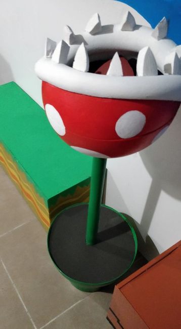 La plante carnivore qui sera remplie de bonbon ! Attention à ne pas se faire manger !