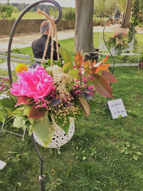 Les jolis bouquets le long de l'allée