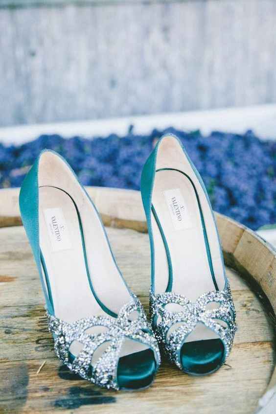 Les chaussures ( à voir si on prend bien cette robe car pas top avec cette paire)