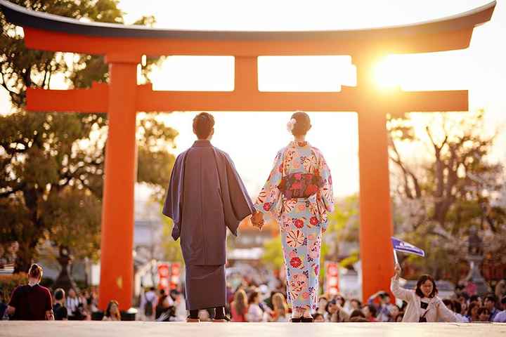 Souvent dans des lieux emblématiques du japon (si ils restent au japon) ici Fushimi Inari-taisha, un