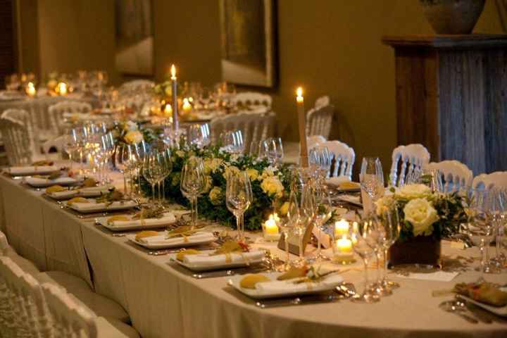 table ovales bougies + fleurs