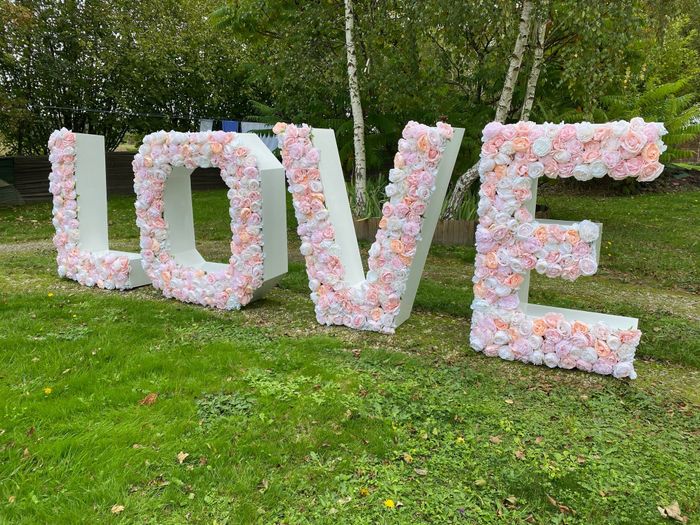 Lettres love et mur de fleurs artificielles - 1