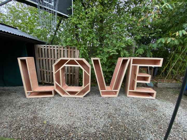 Lettres love et mur de fleurs - 1