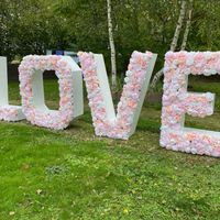 Lettres love et mur de fleurs artificielles - 1