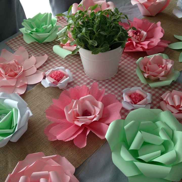 Chemin de table fleurs tons rose et vert - 1