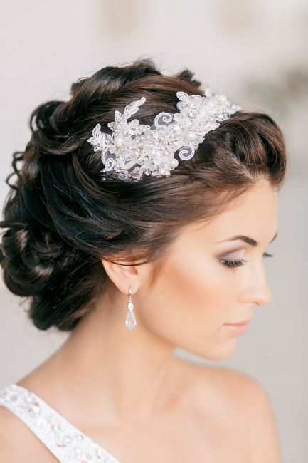(brune cheveux mi long) coiffure attachée ou détachée ? Beauté