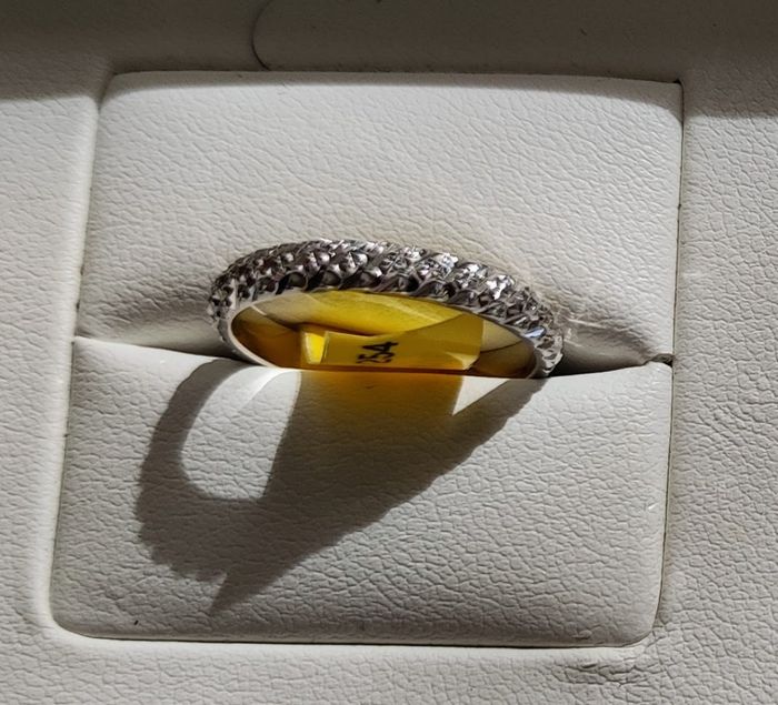 Ta bague de fiançailles sur le Pinterest de Mariages.net ça t'intéresse ? ❤️ - 1