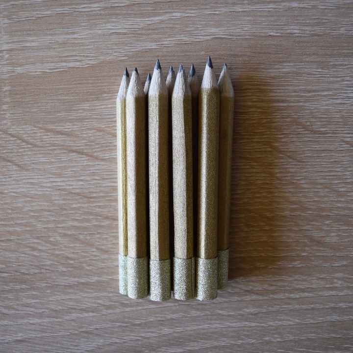 Les crayons pour chaque invités